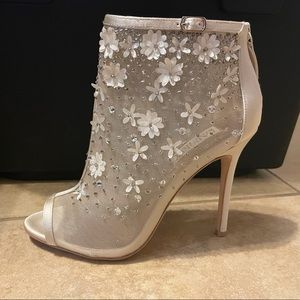 Badgley Mischka Ivory Isadora Booties size 6.5